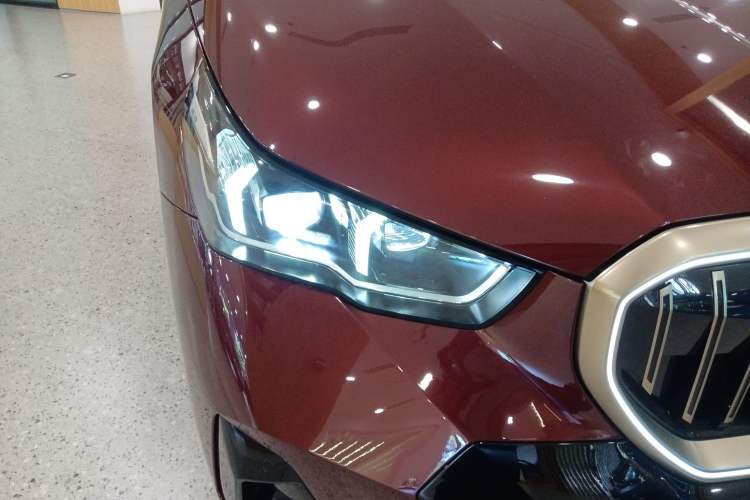 Used BMW i5 2024 eDrive 35L Luxury Model with M Sport Package Right Front Headlight