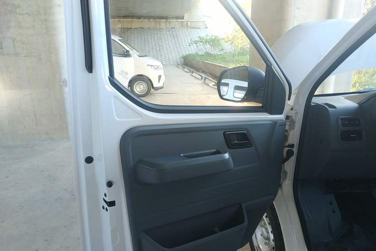 Used Wuling Yangguang 2024 300KM Comfort Version Passenger Van 75kW