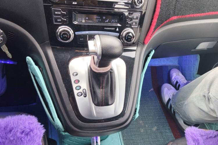 Used Haval H6 2013 Upgraded Model 2.4L Automatic Two-Wheel Drive Elite Version Gear Lever