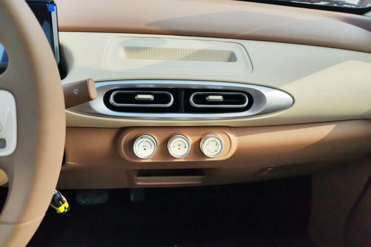 Used Wuling Hongguang MINIEV 2025 Four-Door Version Advanced Edition Audio And AC Panel