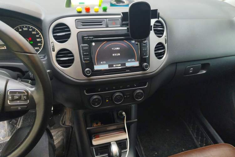 Used Volkswagen Tiguan 2013 1.8 TSI Automatic All-Wheel Drive Luxury Model Audio And AC Panel