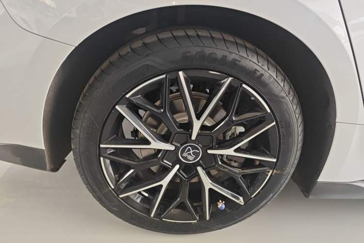 Used BYD Han 2025 DM-i 125KM Prestige Model Right Rear Wheel Hub