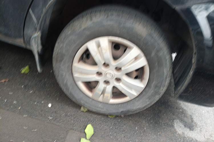 Used FORTHING Lingzhi 2014 M3 1.6L 7-Seater Comfort Model Right Front Wheel Hub