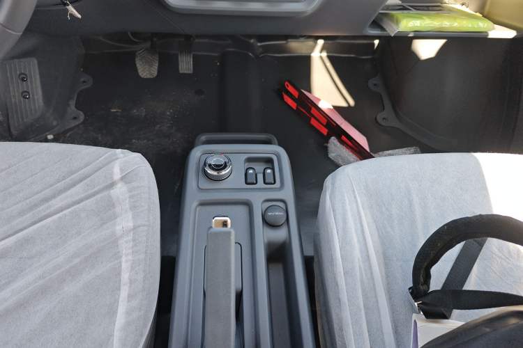 Used Wuling Yangguang 2024 300KM Comfort Version Passenger Van 75kW Gear Lever