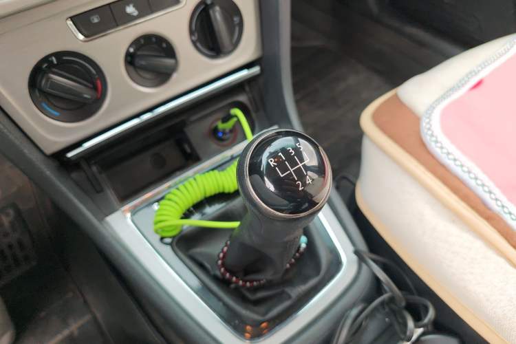 Used Volkswagen Lavida 2013 Revised Version 1.4 TSI Manual Comfort Edition Gear Lever