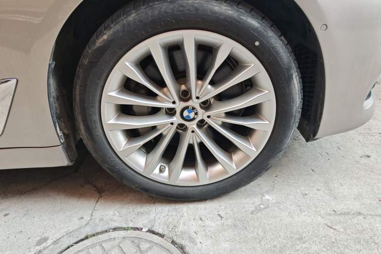 Used BMW 5 Series 2020 530Li Luxury Edition Premium Package Right Front Wheel Hub