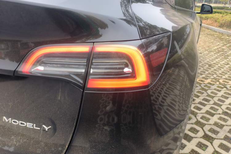 Used Tesla Model Y 2021 Standard Range Rear-Wheel Drive Version Right Rear Taillight