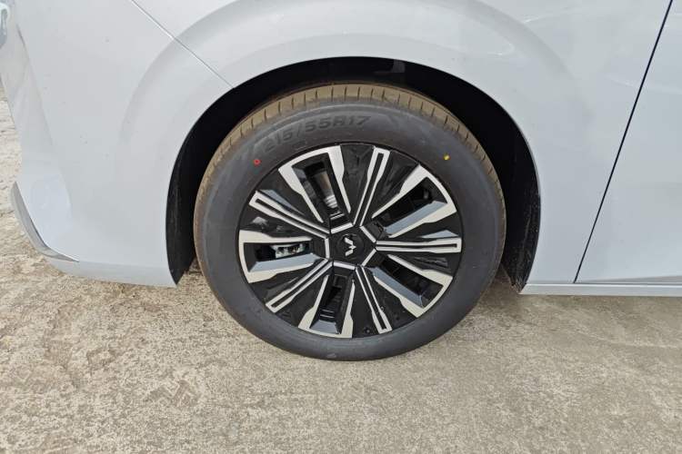 Used Wuling Wuling Starlight 730 2025 Model Plug-in Hybrid 125km Luxury Edition
