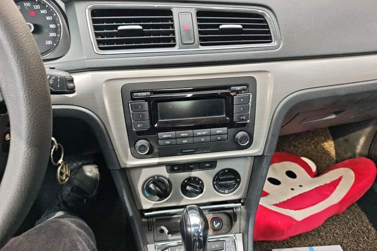 Used Volkswagen Lavida 2013 1.6L Automatic Comfort Edition Audio And AC Panel