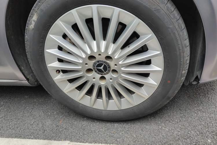 Used Mercedes-Benz C-Class 2018 C 180 L Fashion Model Right Front Wheel Hub