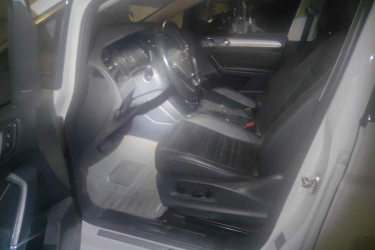 Used Volkswagen Touran 2016 Volkswagen Touran L 330TSI DSG Luxury Edition Interior 3