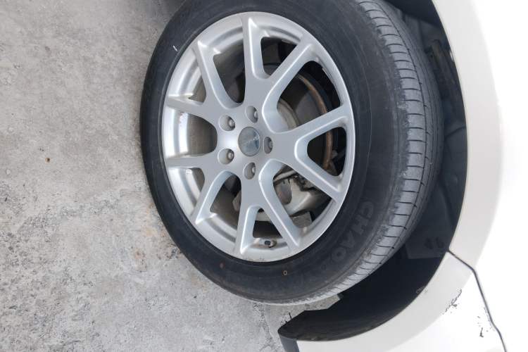 Used Dodge Journey 2013 2.4L Two-Wheel Drive Luxury Version Right Front Wheel Hub