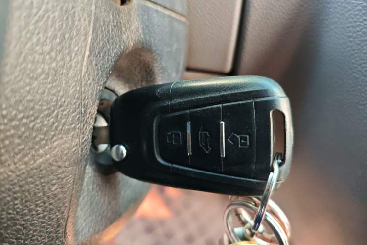 Used SAIC MAXUS Xintu V80 2019 2.5T Classic Edition 6-Speed Manual – Aoyuntong Modified Version Short Wheelbase Mid-Height Roof 5/6 Seats
