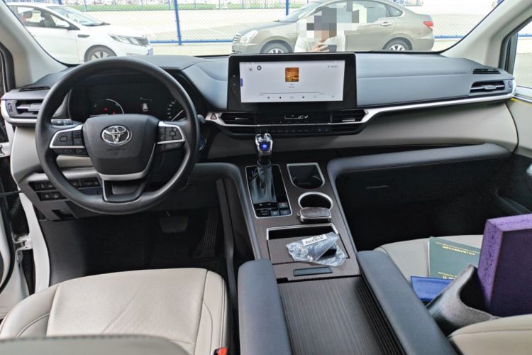 Used Toyota Granvia 2023 2.5L Hybrid Luxury Edition Center Console