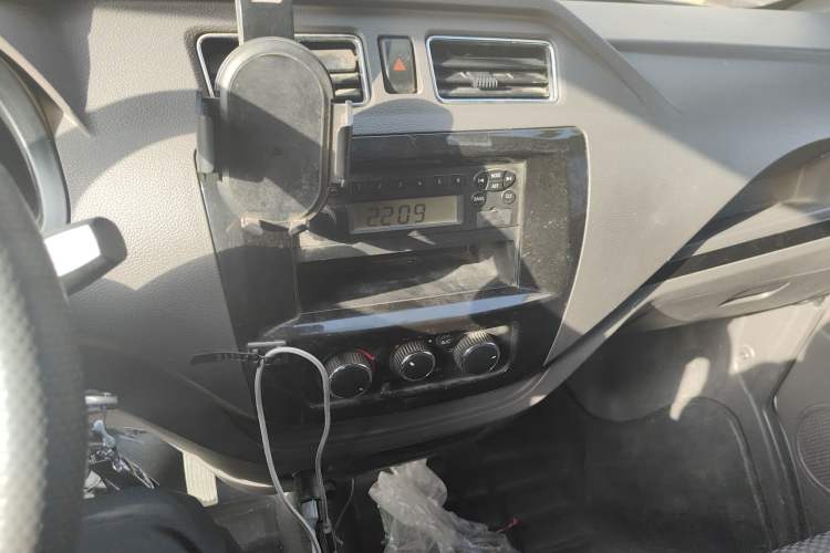 Used Dongfeng Yufeng EM26 2023 Standard Edition 41.472 kWh Henan Lithium Power Audio And AC Panel
