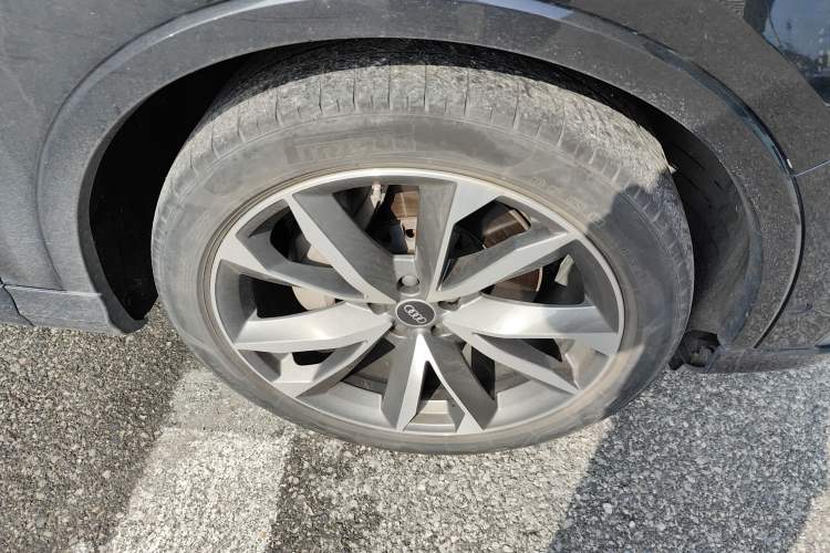 Used Audi Q7 2021 55 TFSI quattro S line Sport model Right Front Wheel Hub