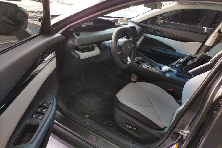 Used Changan UNI-V iDD 2023 ZhiDian iDD 1.5T 113km Smart & Fun Version
