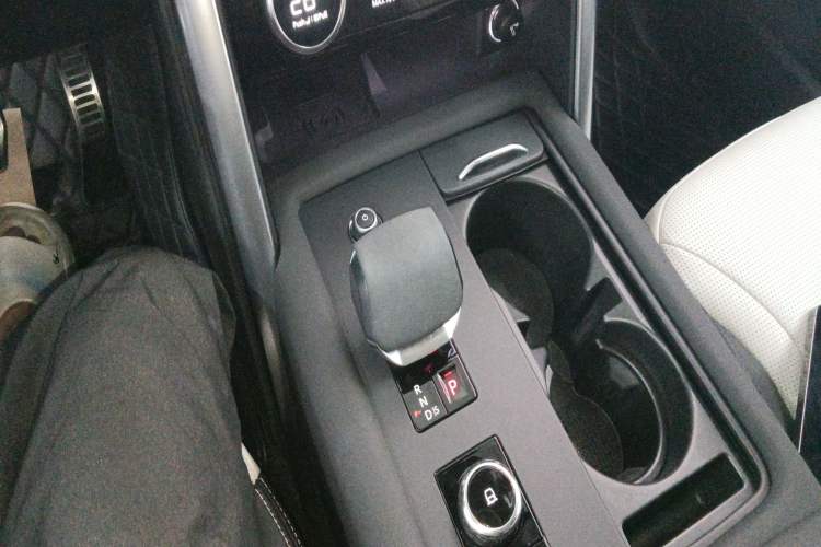 Used Land Rover Discovery 2023 Revised Version 360 PS R-Dynamic S Gear Lever