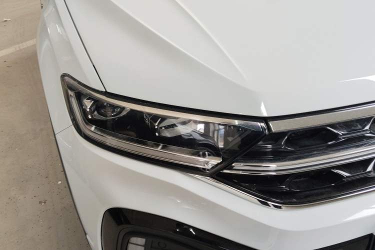 Used Volkswagen T-ROC 2025 Facelifted 300TSI DSG Two-Wheel-Drive Chen Guang Edition Right Front Headlight