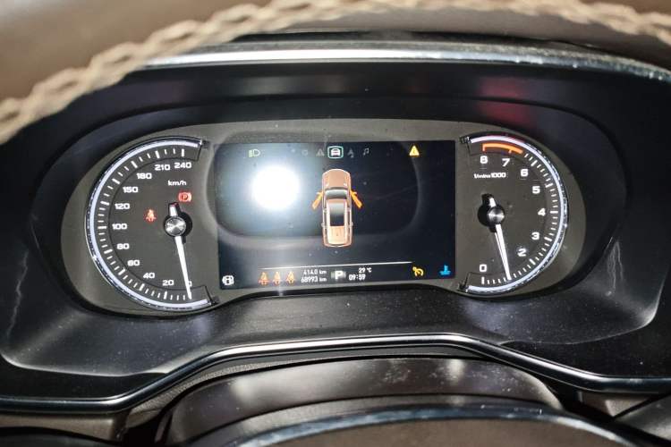 Used Roewe RX8 2018 30T Smart Connectivity Two-Wheel Drive Flagship Edition
