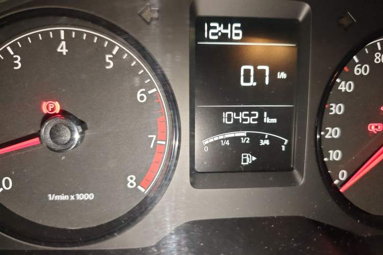 Used Volkswagen Gran Lavida 2013 1.6L Manual Fashion Model Odometer Close Up