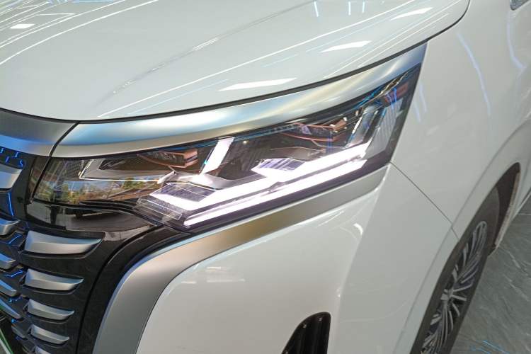 Used Denza D9 2022 DM-i 1040 Prestige Model