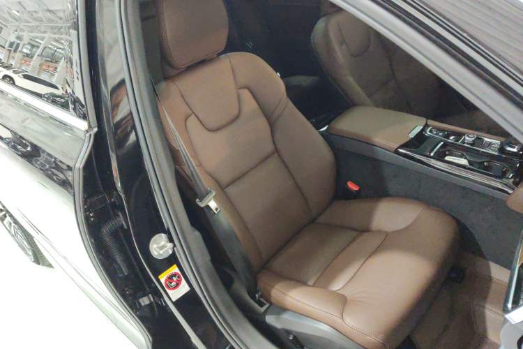 Used Volvo S90 New Energy 2024 Plug-in Hybrid Four-Wheel Drive Long-Range Zhiyi Luxury Edition
