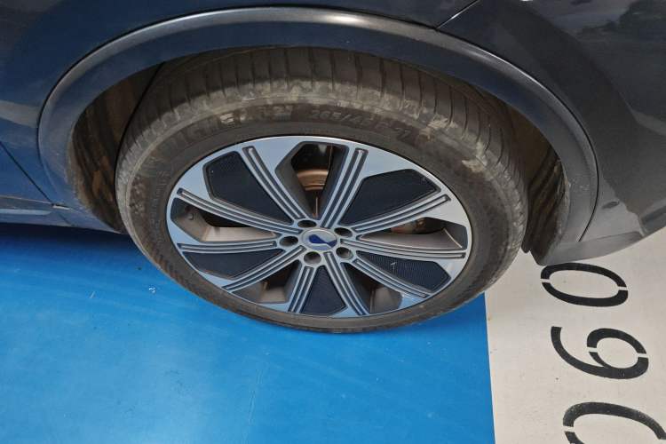 Used Denza N8 2023 Four-Wheel Drive Ultra-Hybrid Flagship Six-Seater Version
