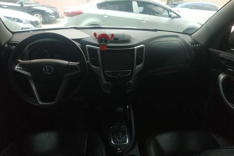 Used CHANGAN CS35 2014 1.6L Automatic Luxury Model China IV Standard Center Console