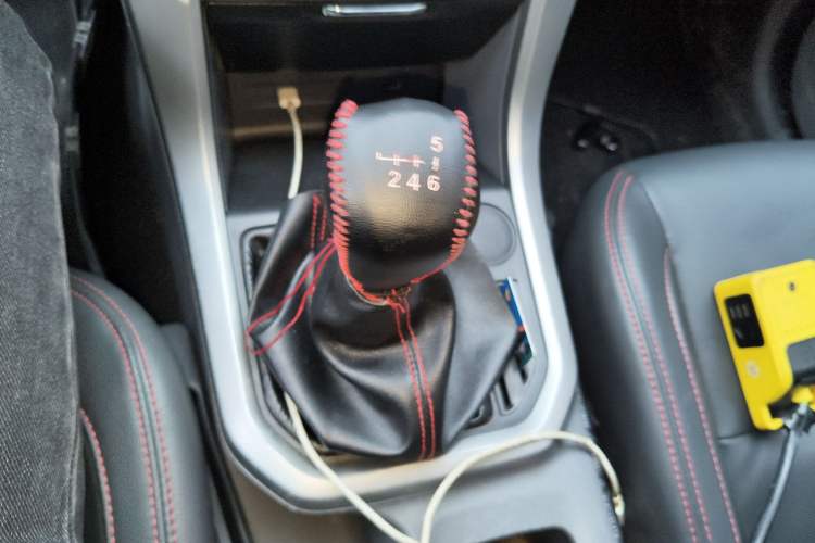 Used SAIC MAXUS T60 2017 2.8T Diesel Manual Two-Wheel Drive High-Ride Comfort Version Standard Cabin China V Emission Standard Gear Lever