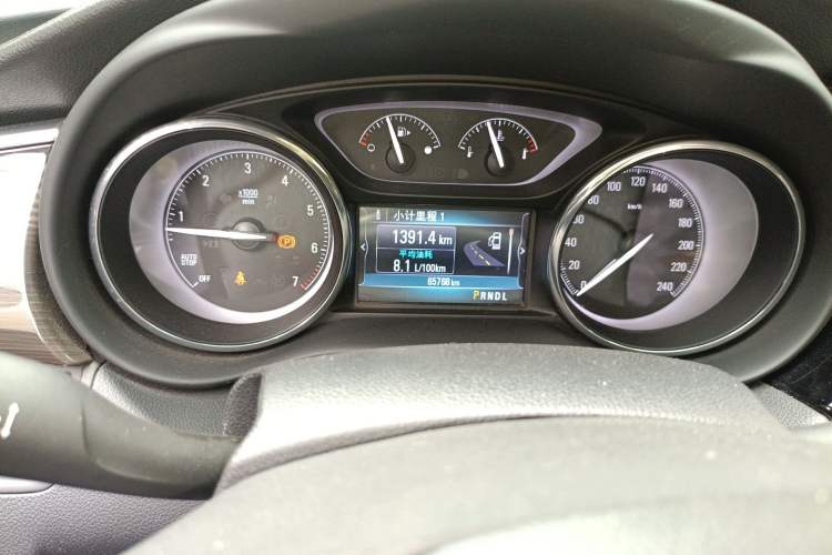 Used Buick Envision 2018 20T Two-Wheel-Drive Elite Model Odometer Close Up