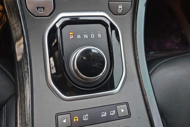 Used Land Rover Range Evoque 2018 240 PS SE DYNAMIC Smart Edition Gear Lever