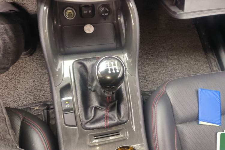 Used CHANGAN CS75 2017 Shangku Edition 1.5T Manual ZhiXiang Model Gear Lever