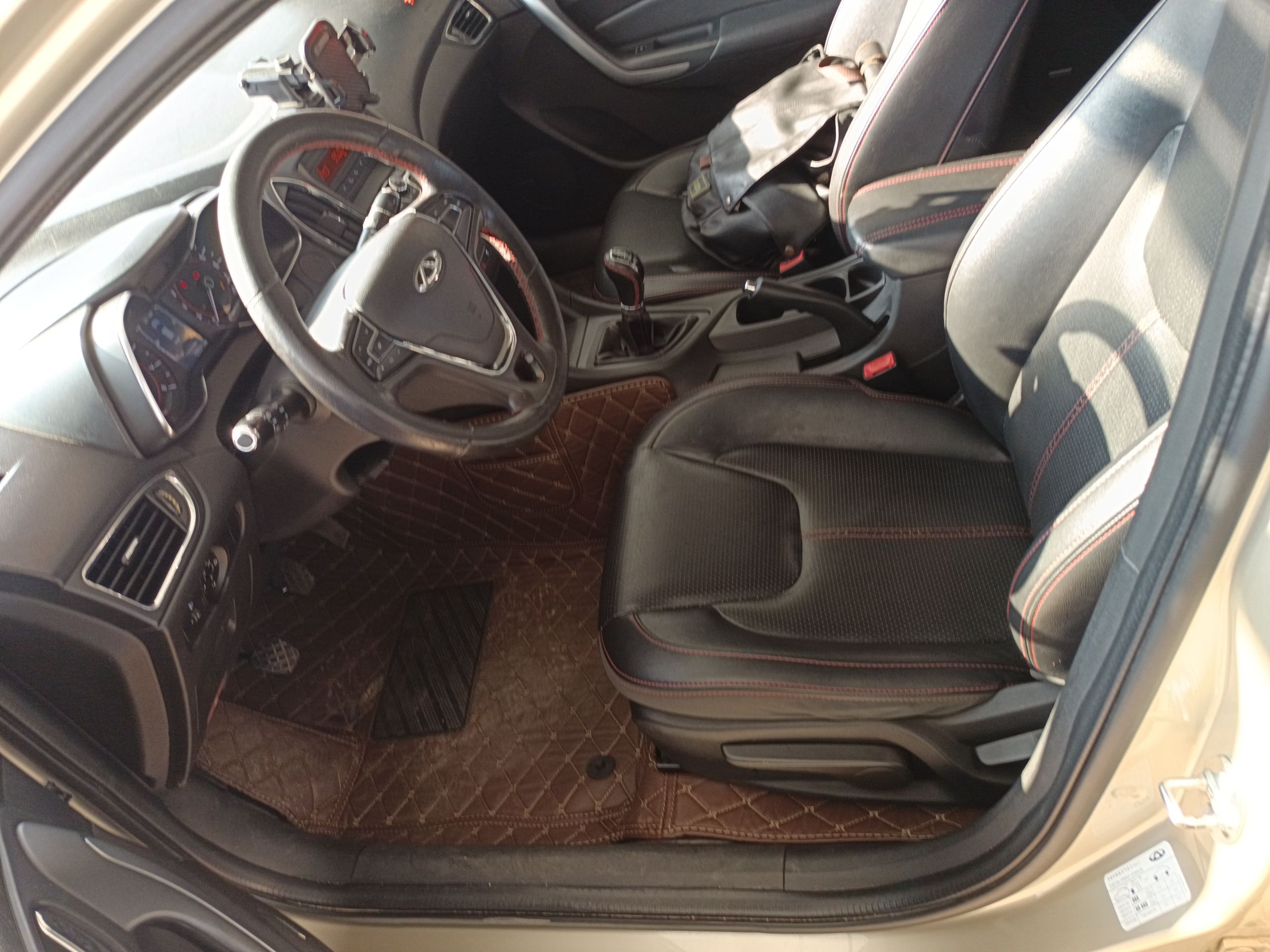 المقاعد الأمامية داخل السيارة