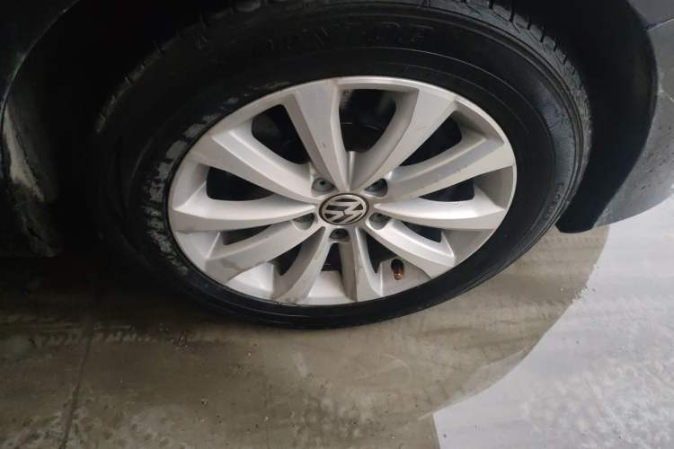 Used Volkswagen Magotan 2013 1.8TSI Luxury Model Right Front Wheel Hub