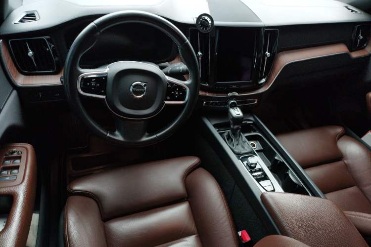 Used Volvo XC60 2021 T5 4x4 Smart Luxury Edition Center Console