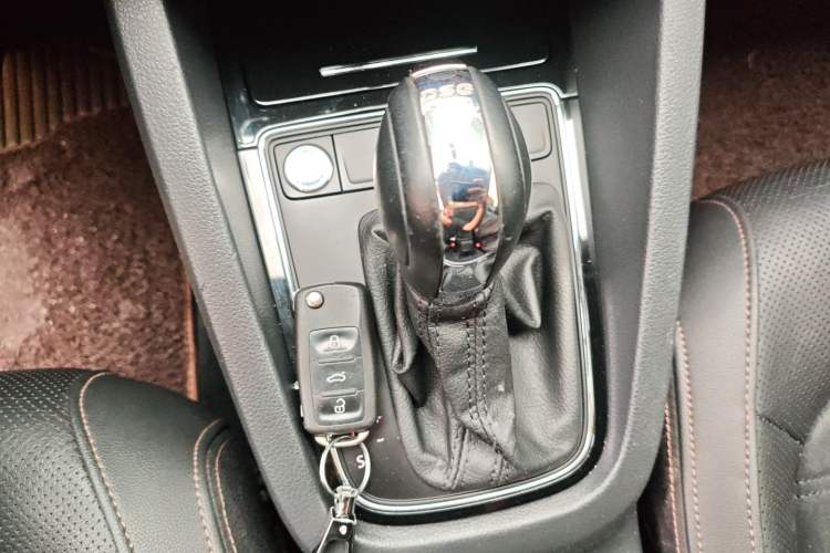 Used Volkswagen Sagitar 2015 230TSI Automatic Luxury Model Gear Lever