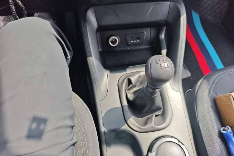 Used Hyundai ix35 2015 2.0L Manual Two-Wheel Drive Comfort Version China IV Standard Gear Lever