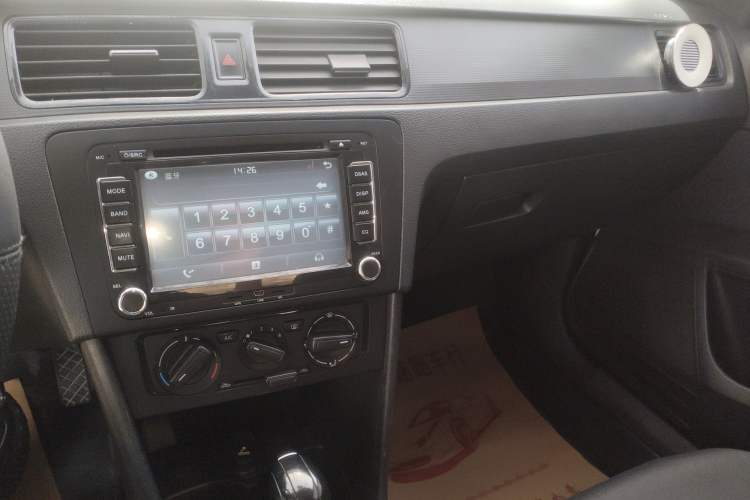 Used Volkswagen Santana 2015 1.6L Automatic Fashion Edition Audio And AC Panel