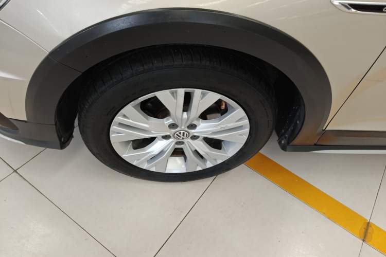 Used Volkswagen C-TREK 2017 1.6L Automatic Comfort Model Left Front Wheel Hub