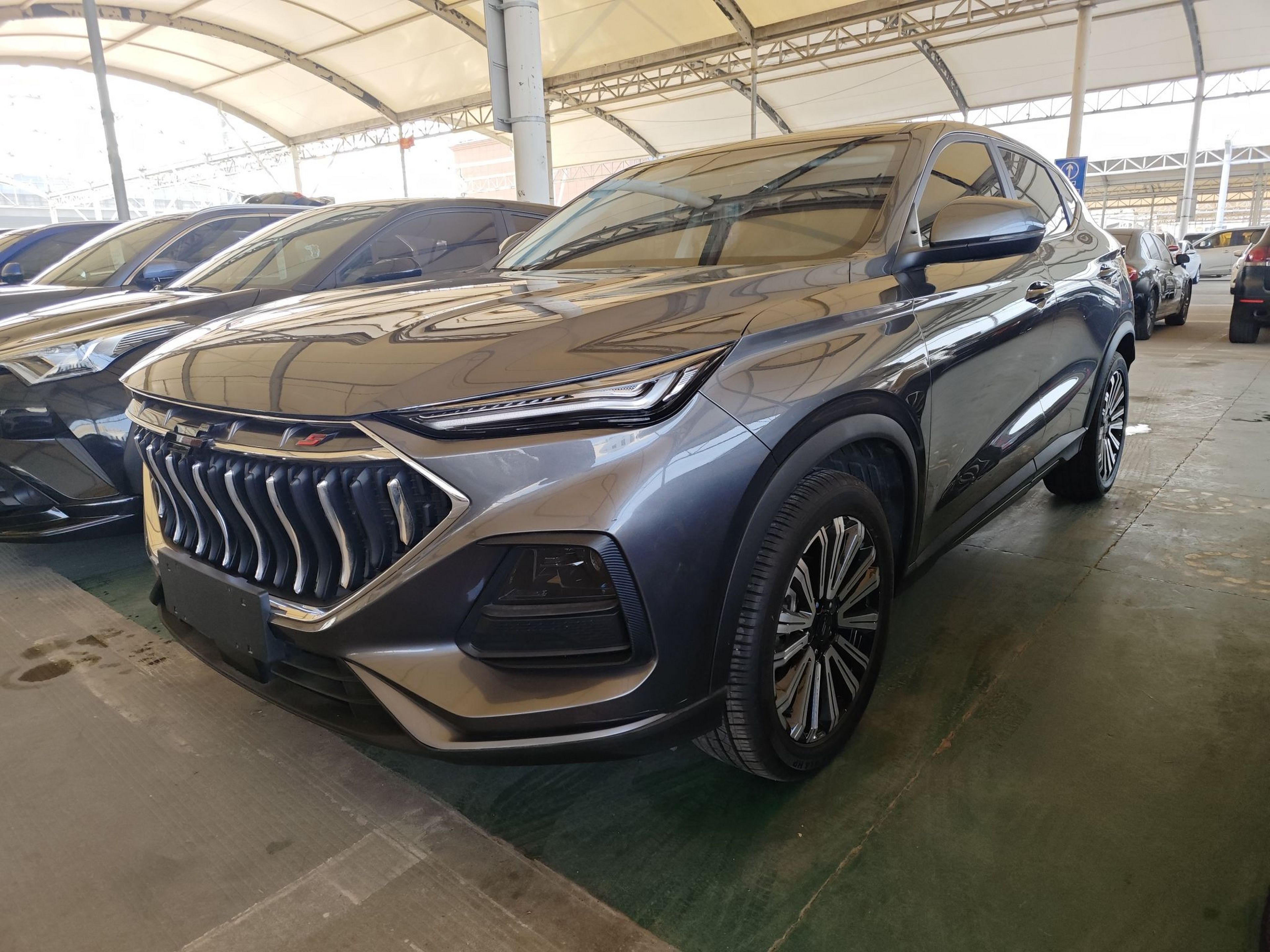 Под передней частью автомобиля