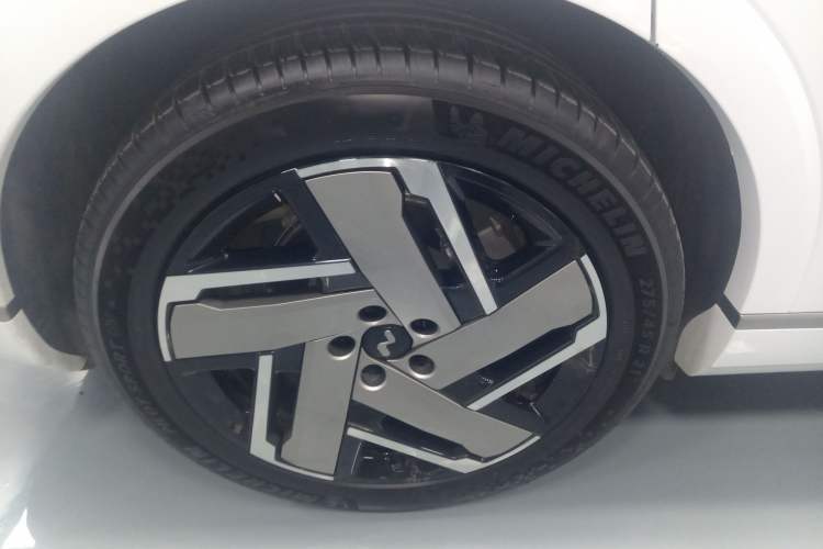 Used ONVO Luxeed L90 2025 Model—Max Six-Seater Version Right Rear Wheel Hub