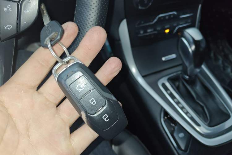 Used Ford Edge 2015 2.0T GTDi Two-Wheel-Drive High-Line Version