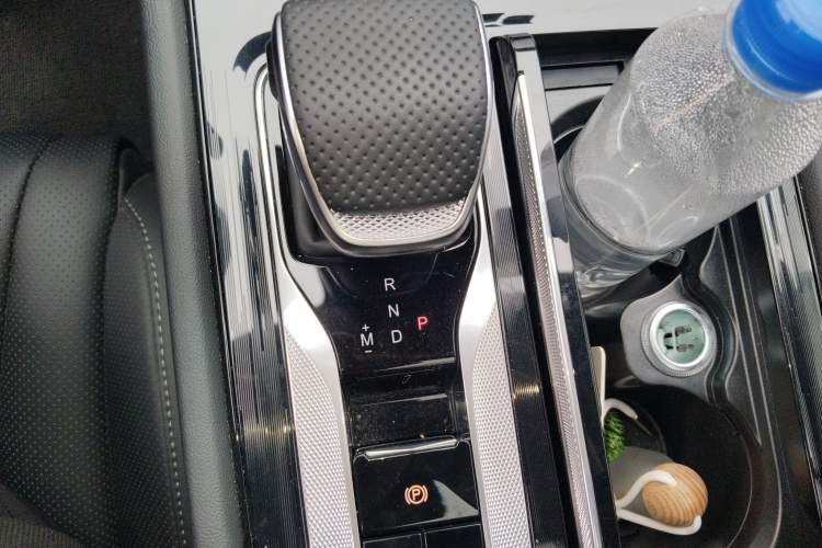 Used Hongqi H5 2025 2.0T Automatic Flag Edition – 500 000 Units Commemorative Version Gear Lever