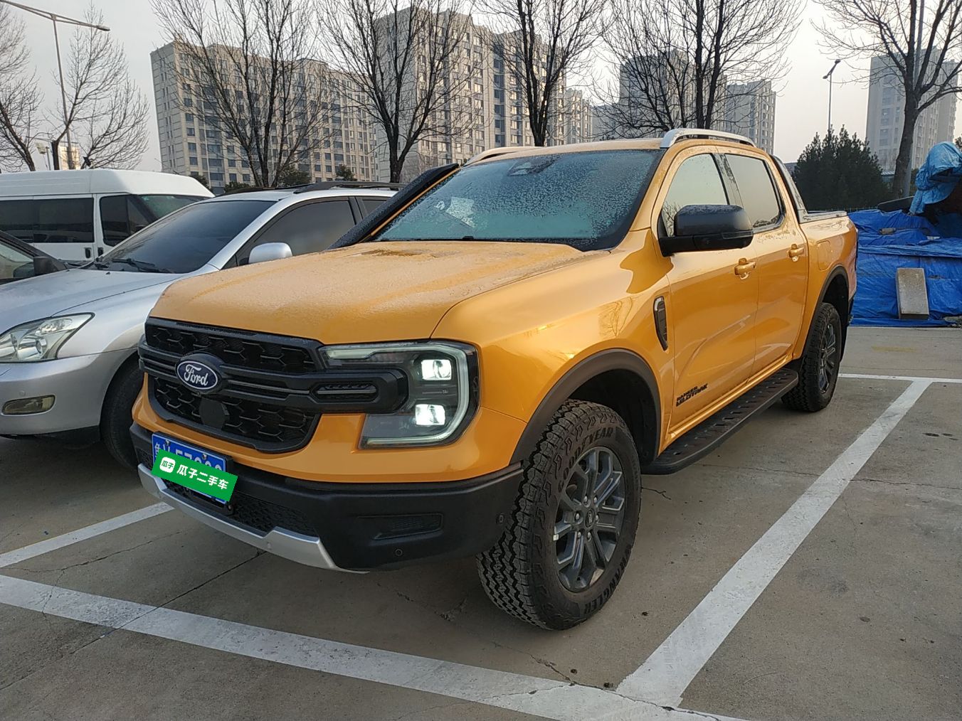 Под передней частью автомобиля