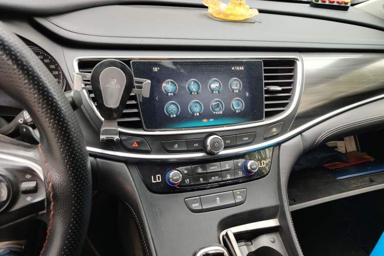 Used Buick LaCrosse 2018 20T Elite Edition Audio And AC Panel