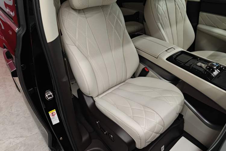 Used Denza D9 2025 DM-i Intelligent Drive 1020 Four-Wheel Drive Flagship Model