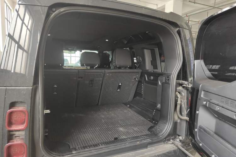 Used Land Rover Defender 2023 Facelift 110 3.0T P400 X-DYNAMIC HSE Trunk