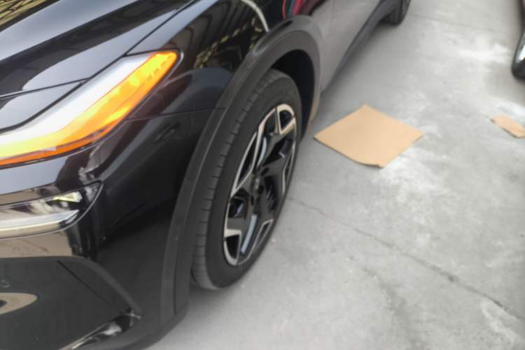 Used ONVO L60 2025 Model—60 kWh Rear-Wheel-Drive Version Left Front Wheel Hub