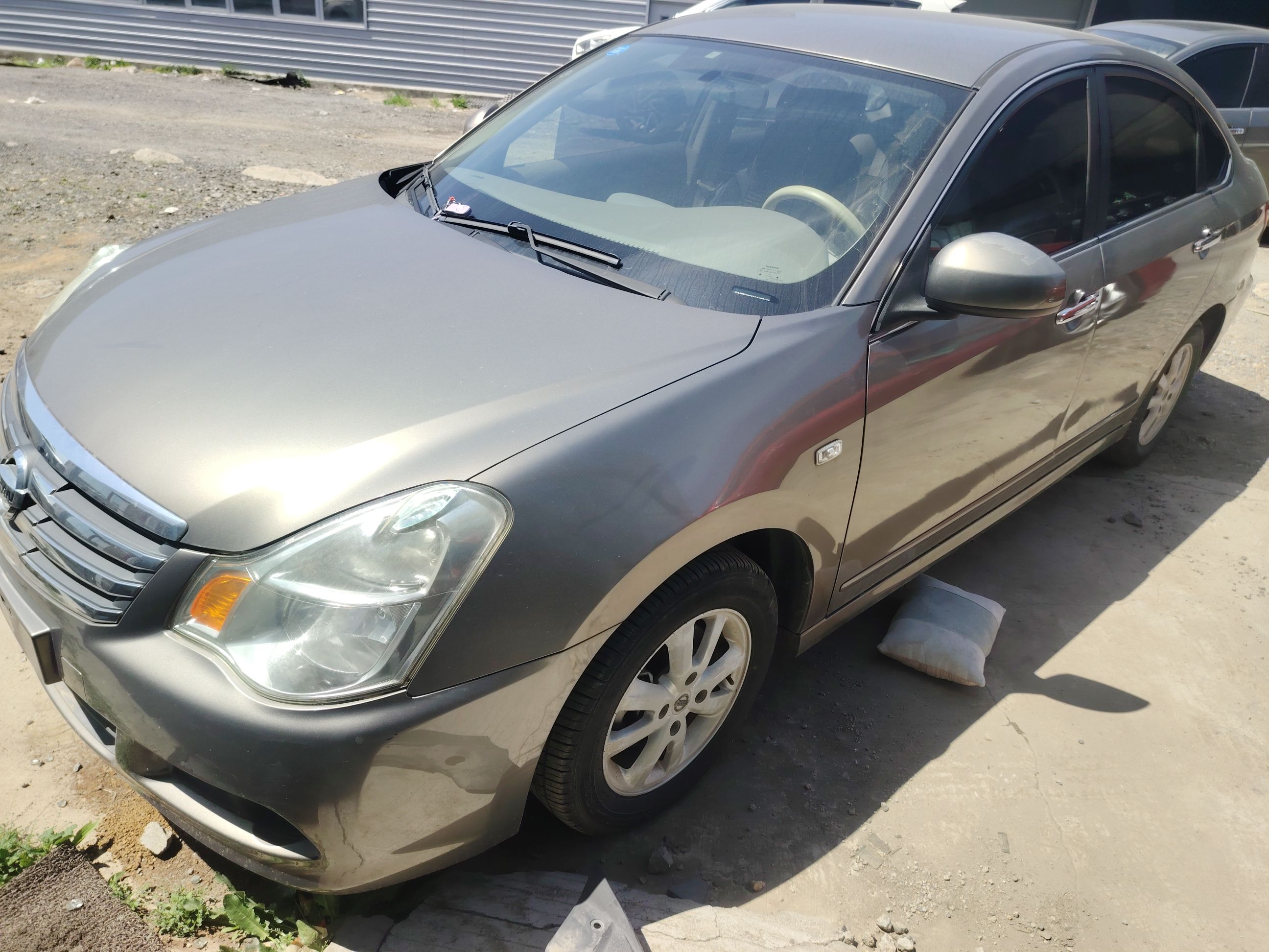 Под передней частью автомобиля